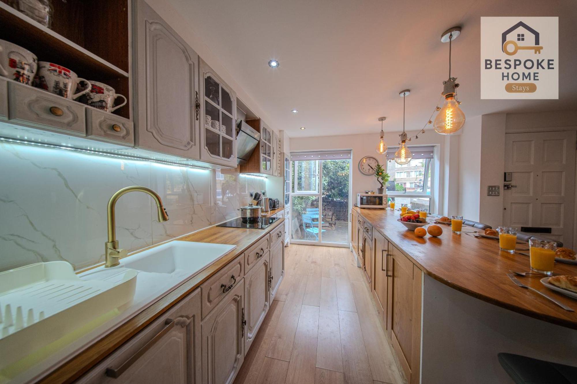Modern 4 Bed 3 Bath House - 4 Groups With Free Parking - Central London Ferienhaus *